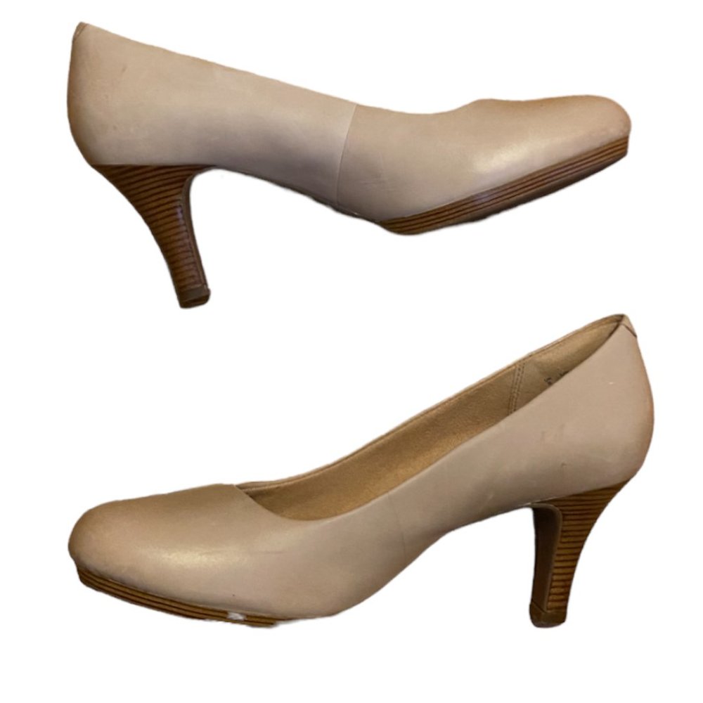Clarks Artisan Leather Round Pumps